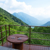 上高地を望む岳沢山荘のテラスから見る北アルプスの絶景の写真