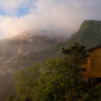 硫黄岳の爆裂火口と本沢温泉の山小屋（八ヶ岳連峰）の写真