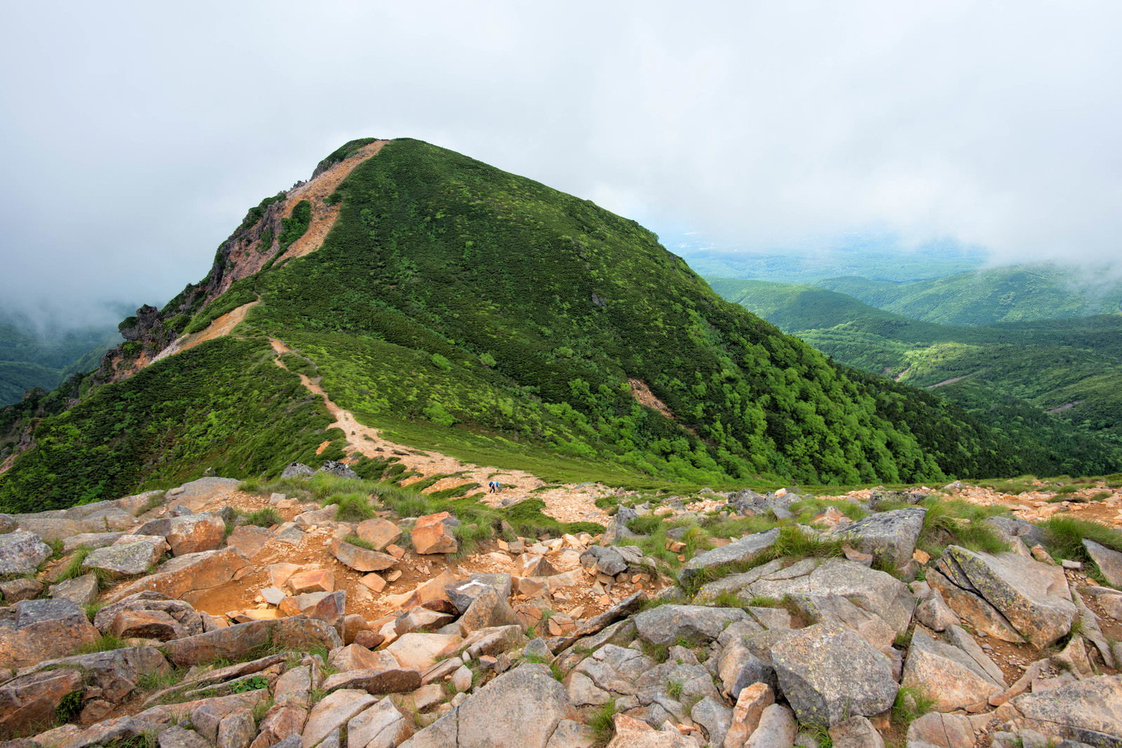 東天狗岳から西天狗岳へと続く稜線の登山道と緑の山々