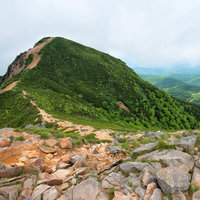 東天狗岳から西天狗岳へ続く八ヶ岳の稜線登山道の写真