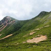 靄と霧がかかる東天狗岳と西天狗岳（八ヶ岳連峰）の写真