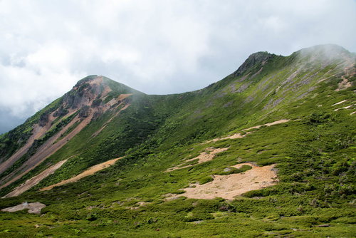 靄と霧がかかる東天狗岳と西天狗岳（八ヶ岳連峰）