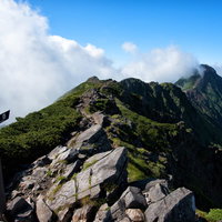 横岳から赤岳へ繋がる縦走路、ゴツゴツ石積み尾根（八ヶ岳）の写真