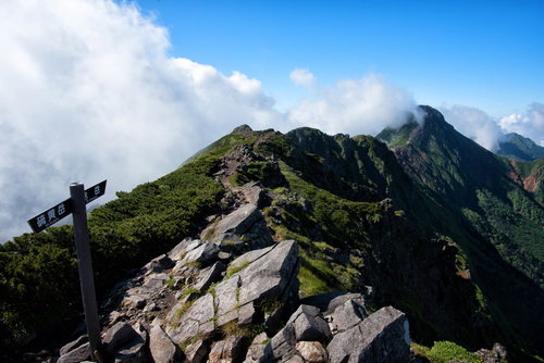 横岳から赤岳へ繋がる縦走路、ゴツゴツ石積み尾根（八ヶ岳）