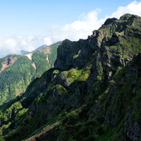 横岳の岩場絶壁、八ヶ岳の登山ルートと岩肌の写真