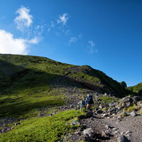 八ヶ岳の横岳へ向かう登山道を歩む登山者の姿の写真