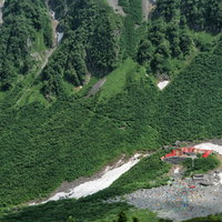 数多のテントが立ち並ぶ涸沢カールの登山ベースキャンプの写真