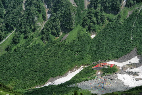 数多のテントが立ち並ぶ涸沢カールの登山ベースキャンプ