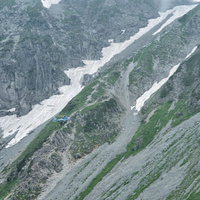 北アルプスの涸沢カールで遭難者を救助に向かうレスキューヘリコプターの写真