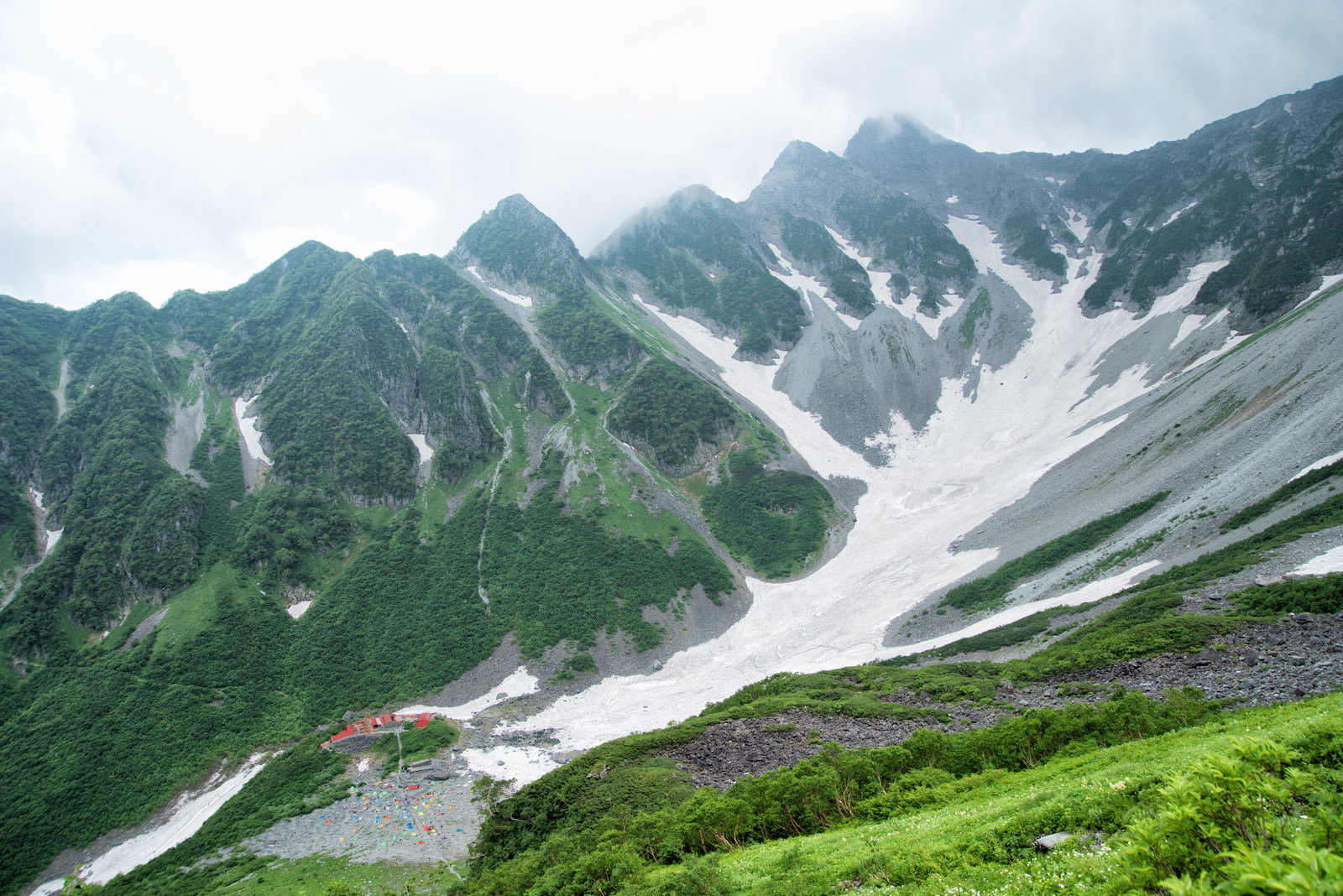 涸沢カールと前穂高北尾根の山岳風景、残雪と緑の山肌