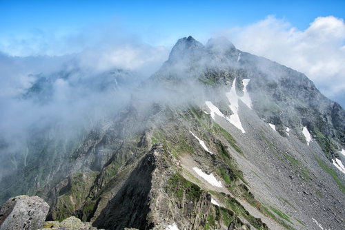 涸沢槍から眺める北穂高岳と雲海（北アルプス）