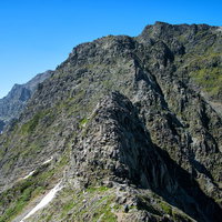 涸沢槍への険しい登山道と岩稜帯の風景の写真
