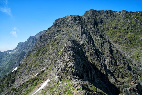涸沢槍への険しい登山道と岩稜帯の風景