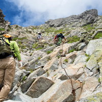吊尾根の鎖場で渋滞する登山者たち（北アルプス）の写真