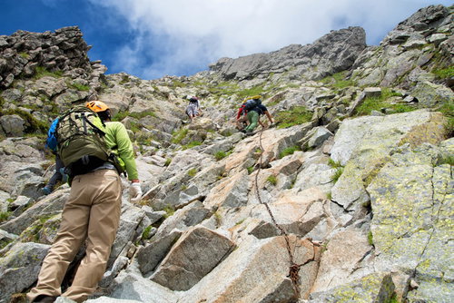 吊尾根の鎖場で渋滞する登山者たち（北アルプス）