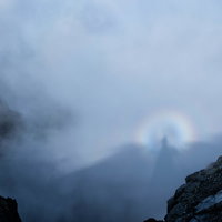 穂高連峰の岩稜で見たブロッケン現象と虹の光輪の写真