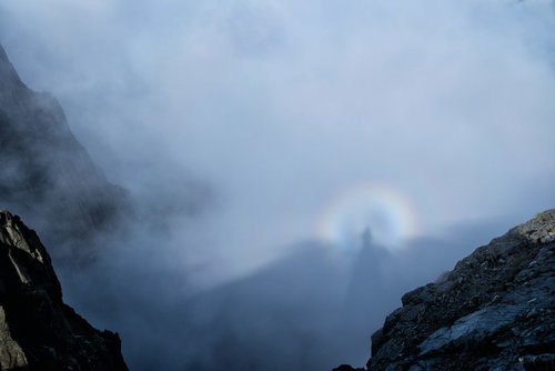 穂高連峰の岩稜で見たブロッケン現象と虹の光輪