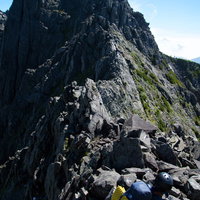 北穂高岳に向かう険路に挑む登山者（飛騨山脈・北アルプス）の写真