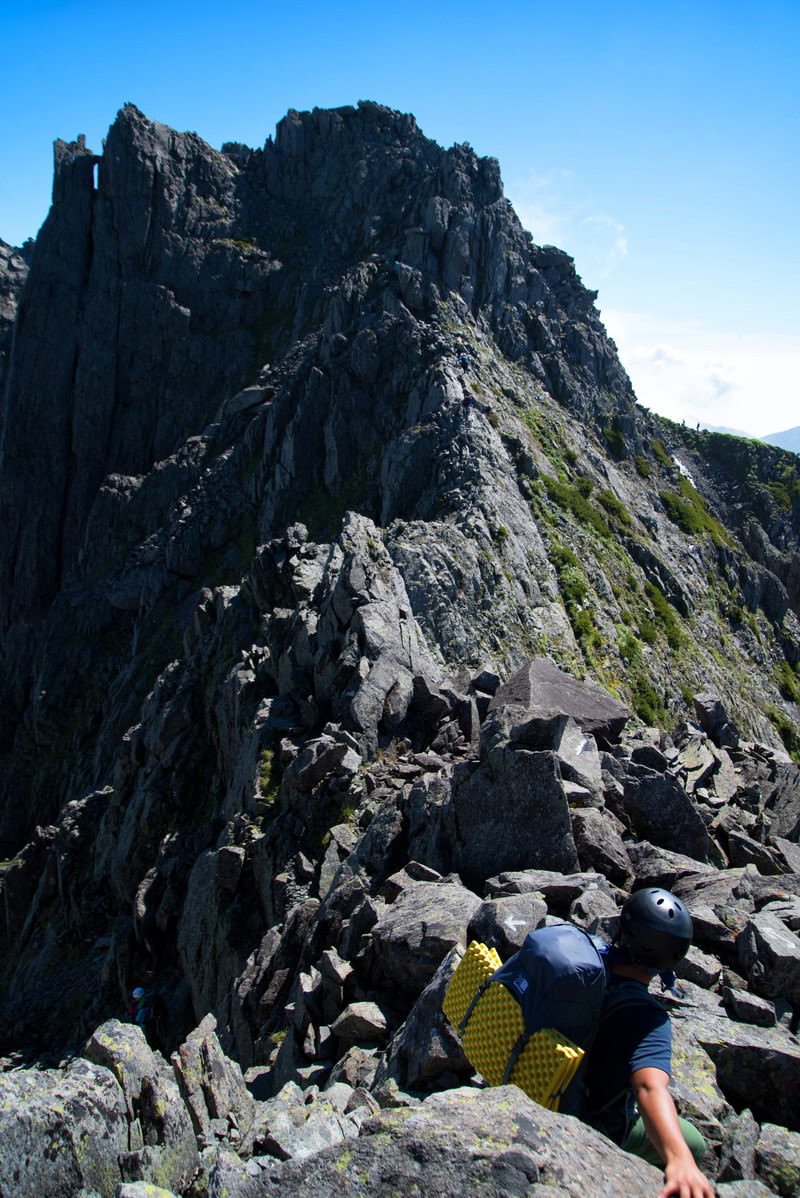 北穂高岳の険しい岩稜を登る登山者の様子