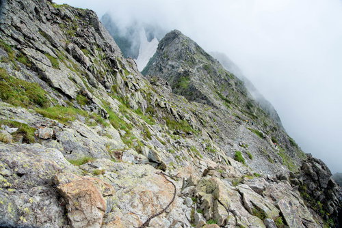 吊尾根の鎖場を行く穂高連峰の登山道での岩稜歩き