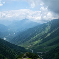 重太郎新道から俯瞰する上高地と焼岳の山々の写真