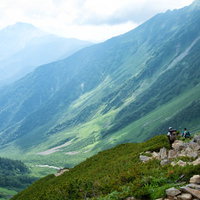 重太郎新道を進む登山者達の写真