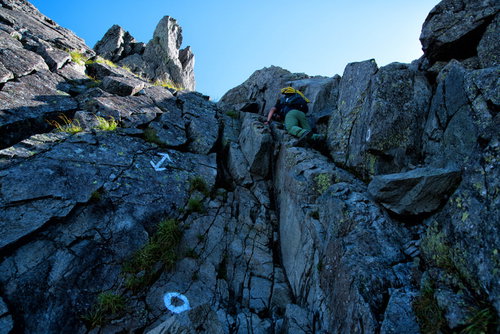 登山者を待ち構える鎖場の絶壁と岩肌が迫る岩稜