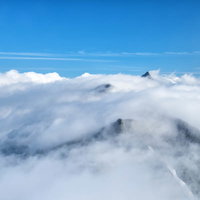 槍ヶ岳の稜線を流れる滝雲と雲海の絶景の写真