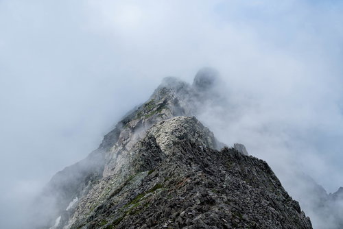 雲海から姿を現す険しい岩稜、北アルプスジャンダルム