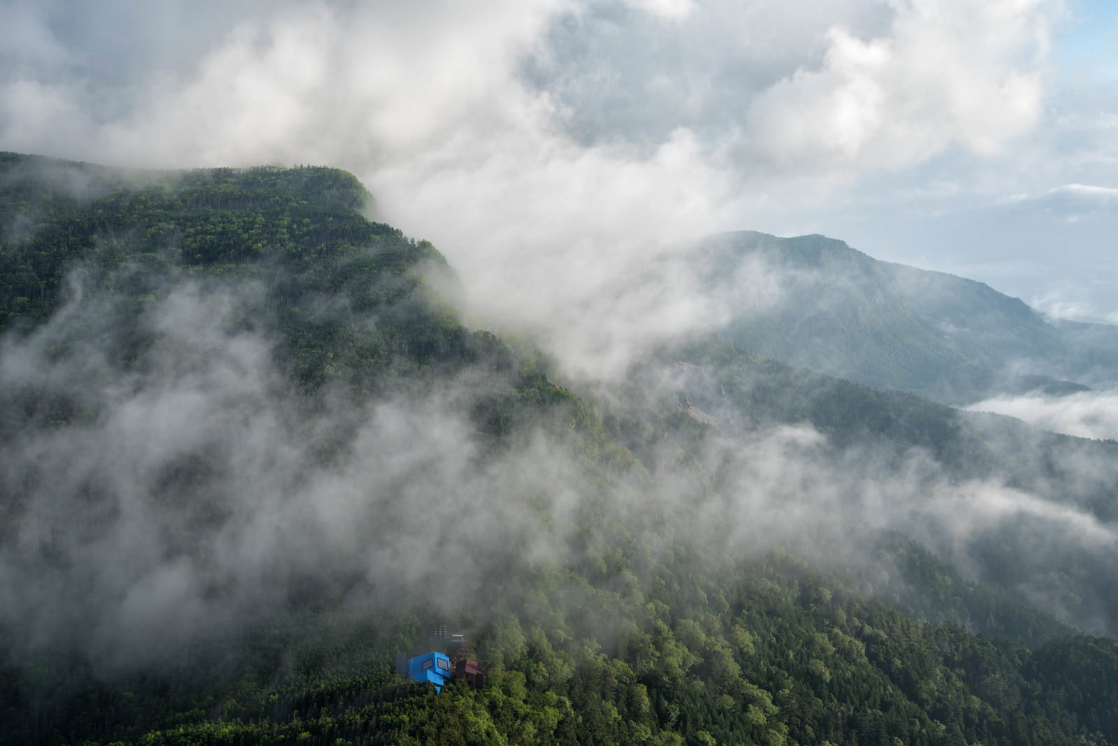八ヶ岳の深い森が雲海や霧に包まれている山岳風景