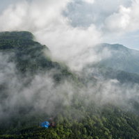 雲海に浮かぶ本沢温泉と八ヶ岳の森林風景の写真