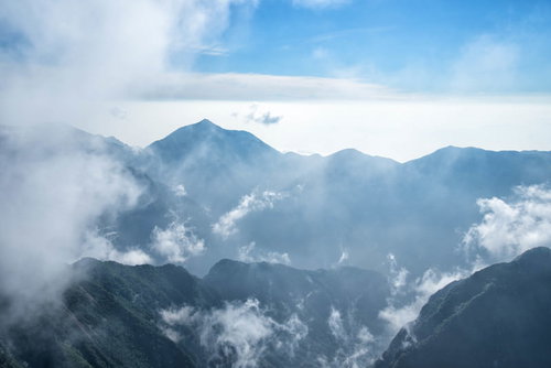 雲海の中に浮かぶ常念山脈の稜線と朝日