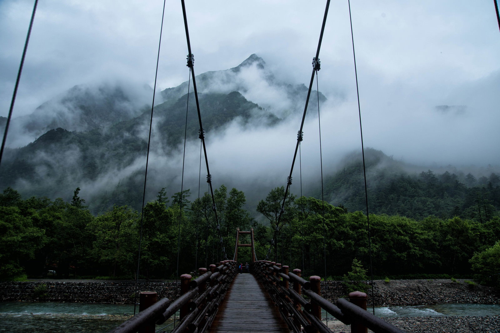 雨の明神橋と朝霧の明神岳（上高地）の風景