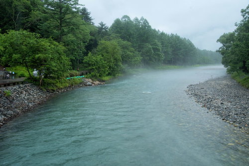雨降りの梓川で靄がかかる上高地の風景と川霧