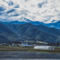 前常念岳と安曇野の水田が広がる北アルプスの風景の写真