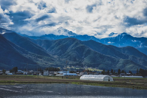 前常念岳と安曇野の水田が広がる北アルプスの風景