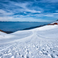雪に覆われた千畳敷カールと山小屋の冬山風景の写真