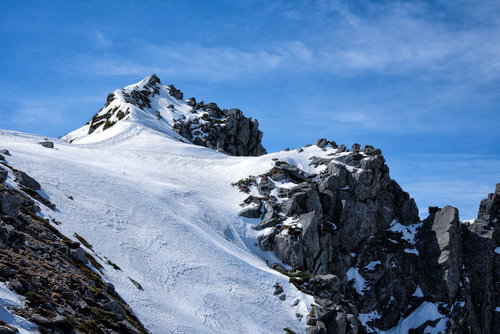 残雪から突き出す岩石の岩峰、中央アルプスの宝剣岳