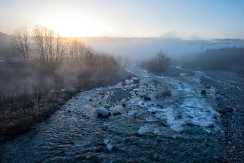 朝焼けと朝霧が立ち込める松川の夜明け 川沿いの風景