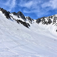 残雪に覆われた千畳敷カールの急傾斜と岩肌の写真