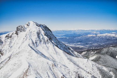 雪に覆われた阿弥陀岳と北アルプスの連峰