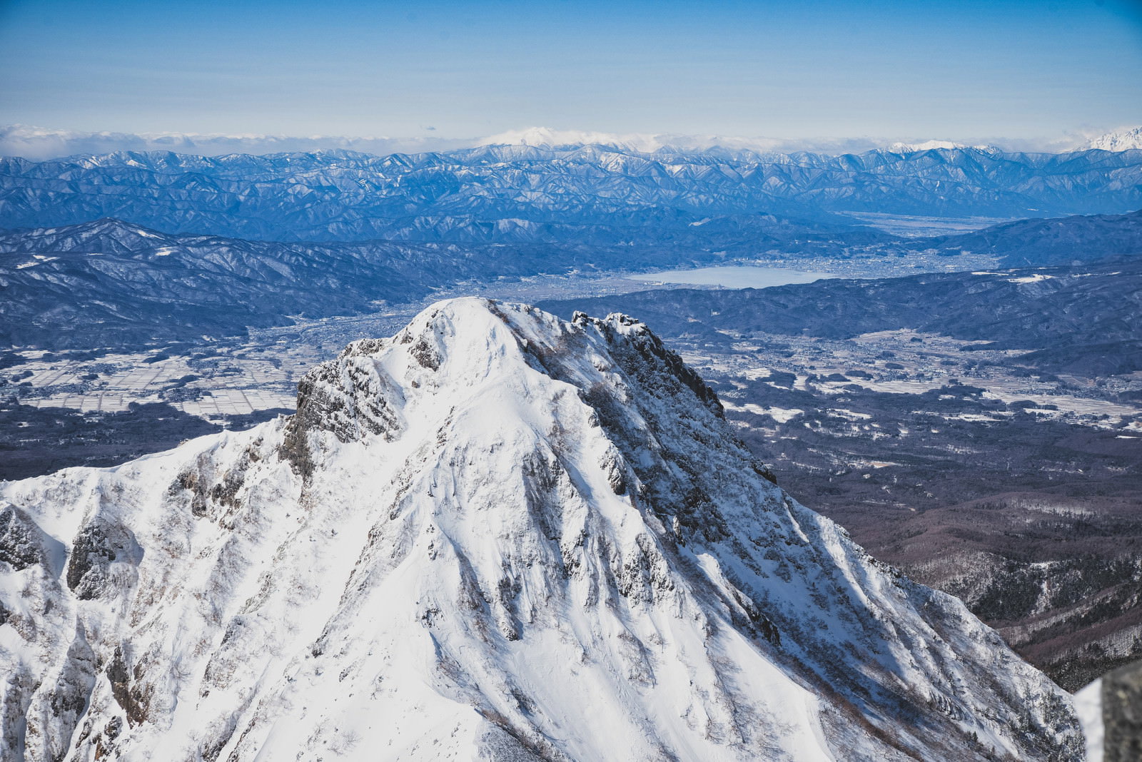 阿弥陀岳から見る諏訪湖と南アルプスの雪景色の写真素材 - フリー素材