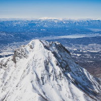 阿弥陀岳から見る諏訪湖と南アルプスの雪景色の写真
