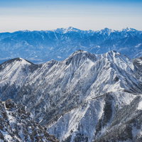 冬の権現岳と南アルプス連峰の写真