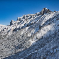 冬の横岳、雪化粧した岩峰と青空の写真