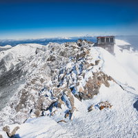 厳冬期の八ヶ岳連峰赤岳山頂と山小屋の雪景色の写真