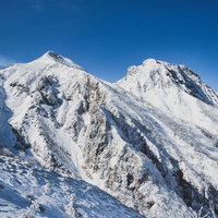 厳冬期の八ヶ岳連峰、中岳と阿弥陀岳の雪山風景の写真