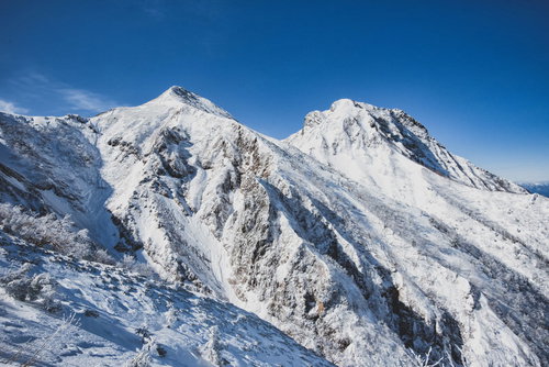厳冬期の八ヶ岳連峰、中岳と阿弥陀岳の雪山風景
