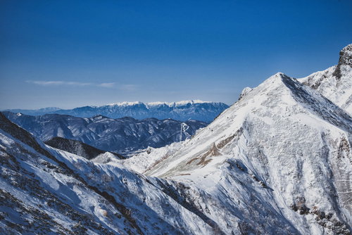 遥か彼方に見える残雪の中央アルプスの稜線
