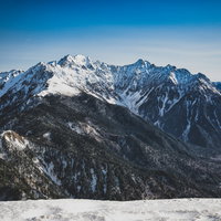 雪化粧した穂高連峰の残雪景観（北アルプス冬景色）の写真
